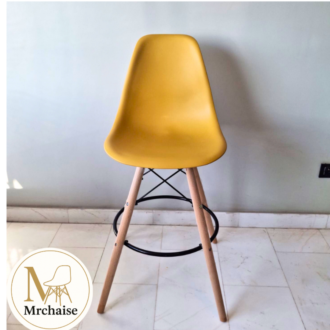 Chaise scandinave w Bar "Jaune"